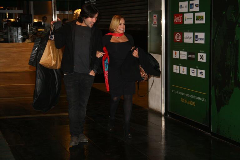 Passeio romântico de Suzana Vieira e Sandro Pedroso