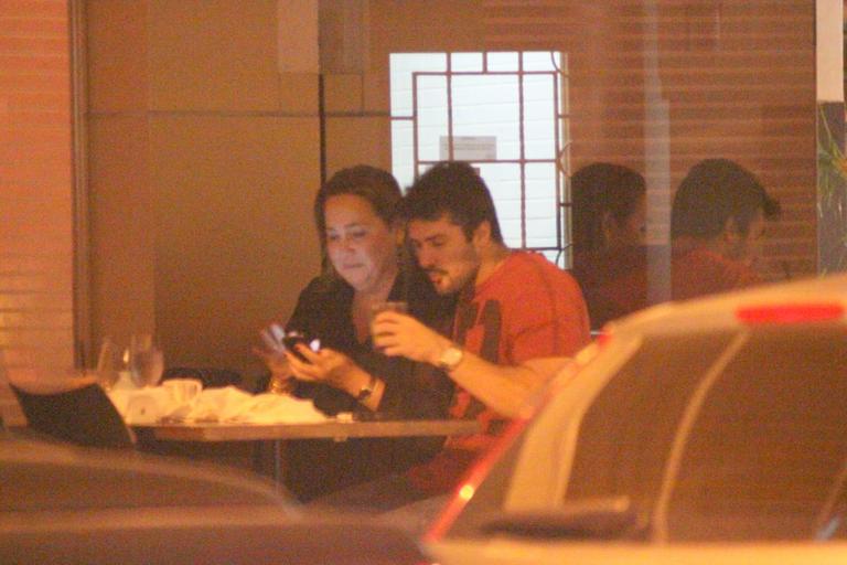 Claudia Jimenez janta com o namorado no Rio