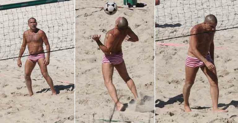 Eri Johnson joga futvôlei na Barra