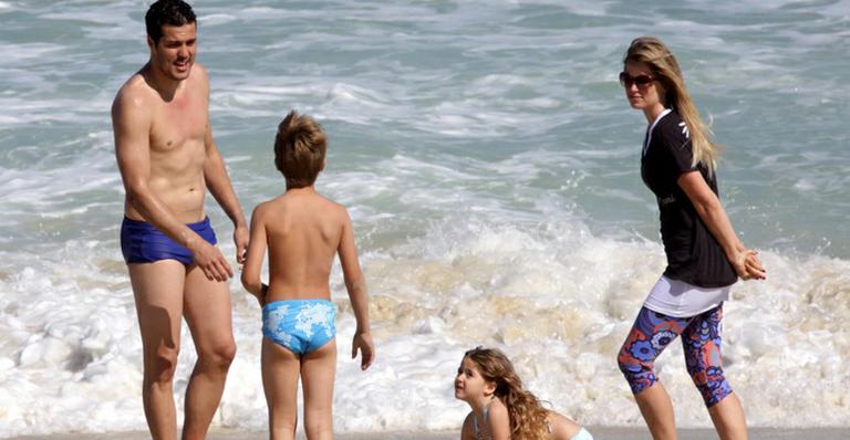 Julio César em dia de praia com os filhos