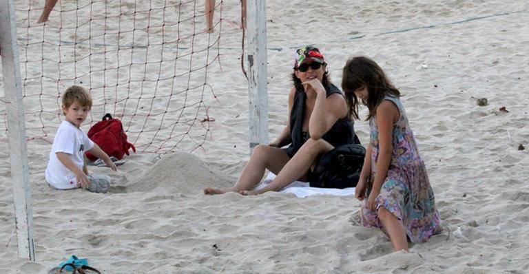 Maria Paula leva os filhos a praia