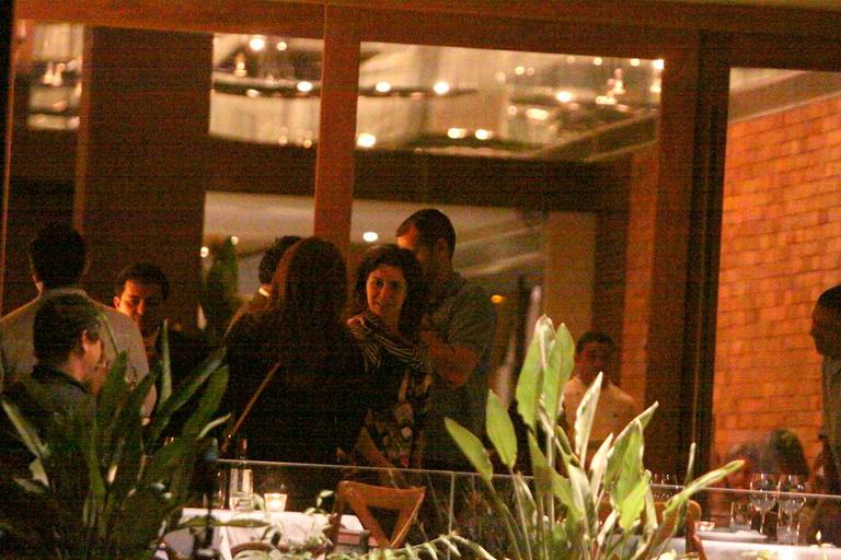 Giovanna Antonelli janta com o marido e amigos no Rio