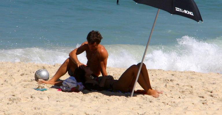 Kayky Brito: romance em praia carioca