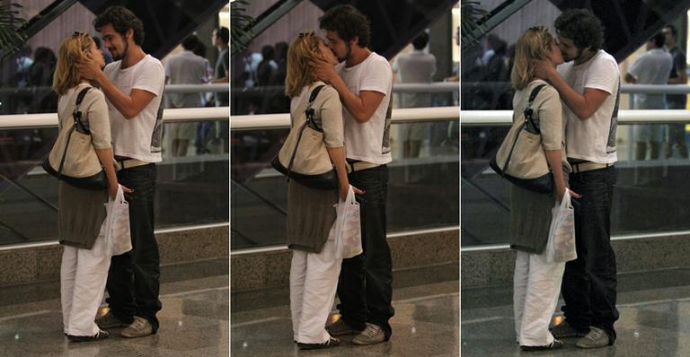 Paloma e Bruno se beijam em shopping