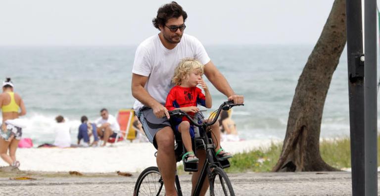 Thiago Lacerda passeia com Gael na praia