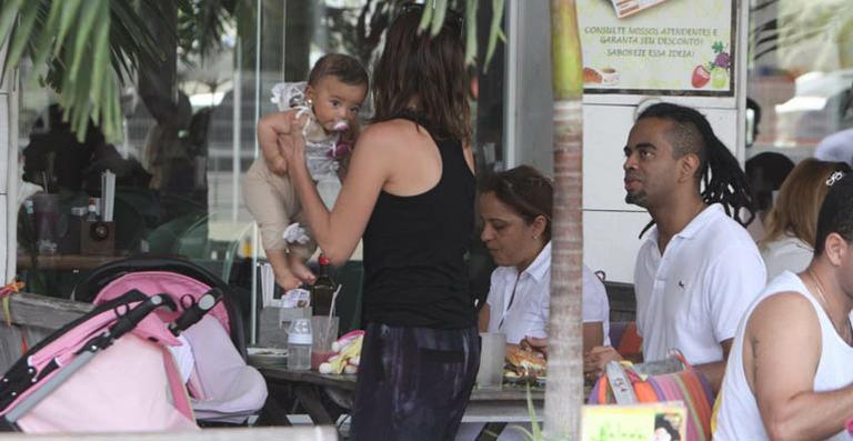 Jairzinho almoça com Tania e filhas