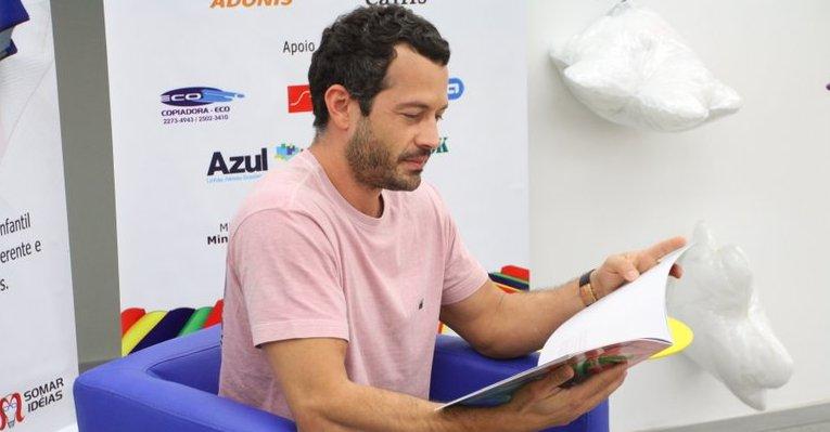 Malvino lê para crianças no Rio
