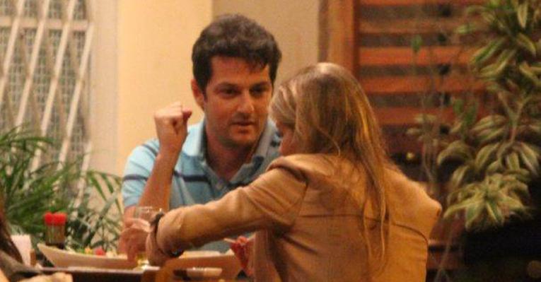 Marcelo Serrado janta com loira no Rio