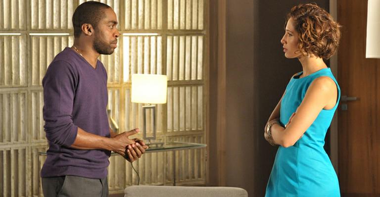 Carol descobre câncer de André na novela