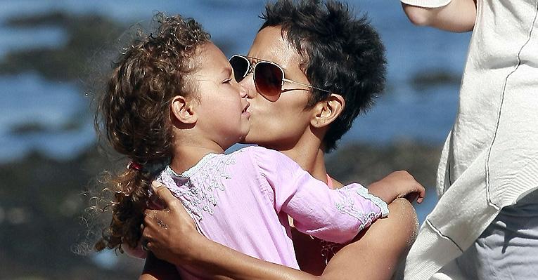 Pela segurança da filha, Halle Berry pretende se mudar para Paris