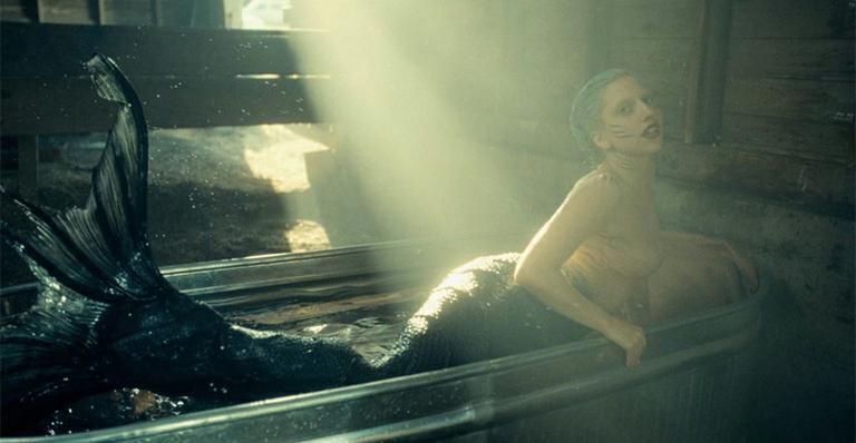 Gaga vira sereia e homem em novo clipe