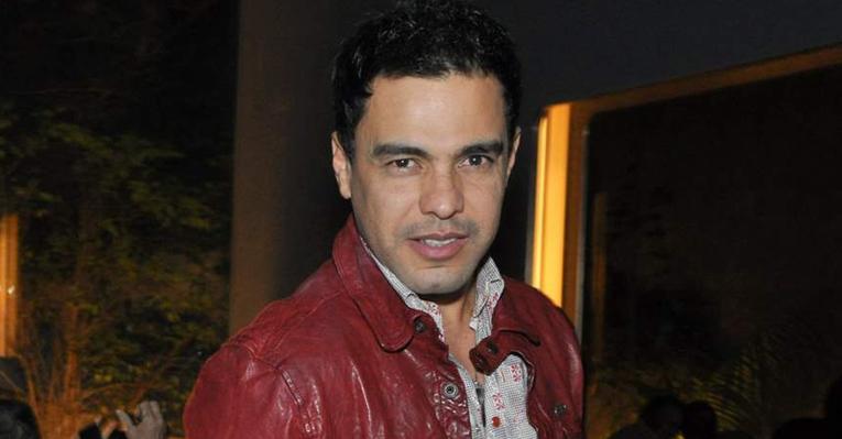 Zezé Di Camargo ganha festa surpresa