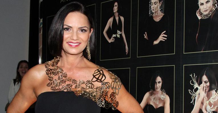 Luiza Brunet brilha em exposição de joias