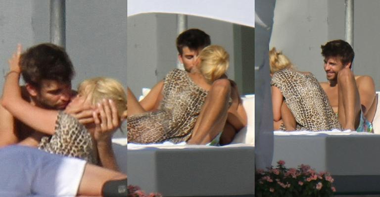 Shakira e Piqué: beijos à beira da piscina