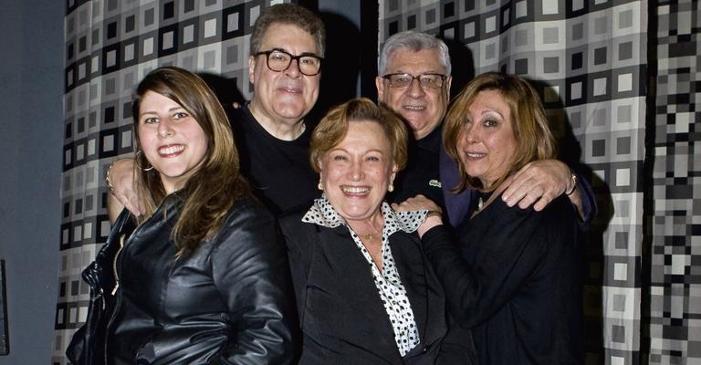 Nicette Bruno aplaude o clã