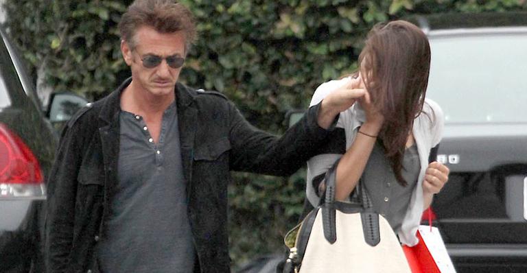 Sean Penn e namorada vão às compras
