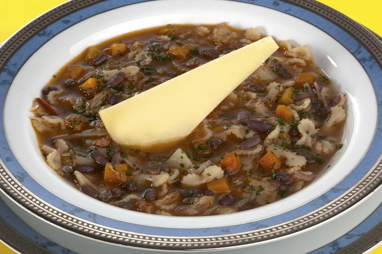 Receita Econômica: Minestrone com parmesão e salsa