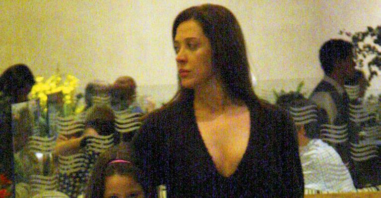 Musa Claudia Raia abraçada a Sophia