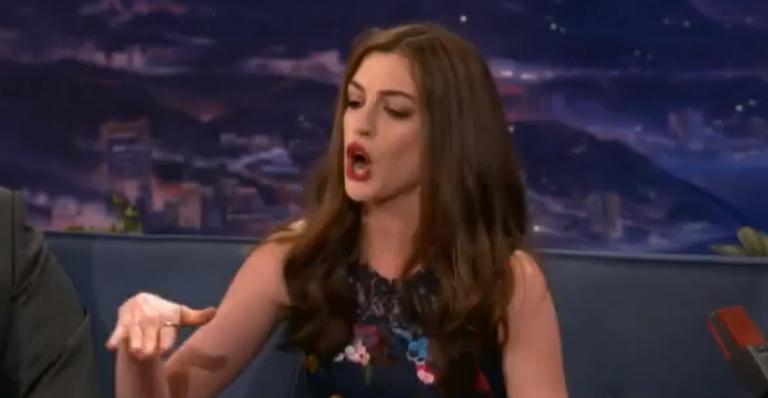 Anne Hathaway canta rap dos paparazzi