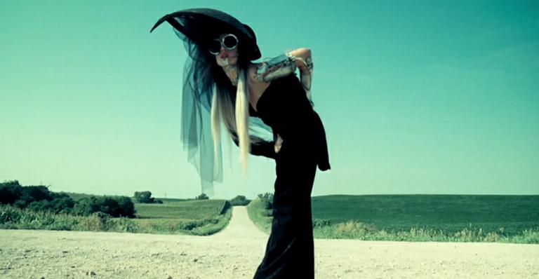 Os looks de Lady Gaga no clipe Yoü and I