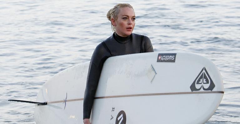 Atriz Lindsay Lohan surfa em Malibu