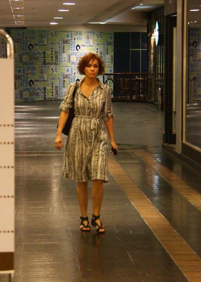 Júlia Lemmertz passeia sozinha no Rio