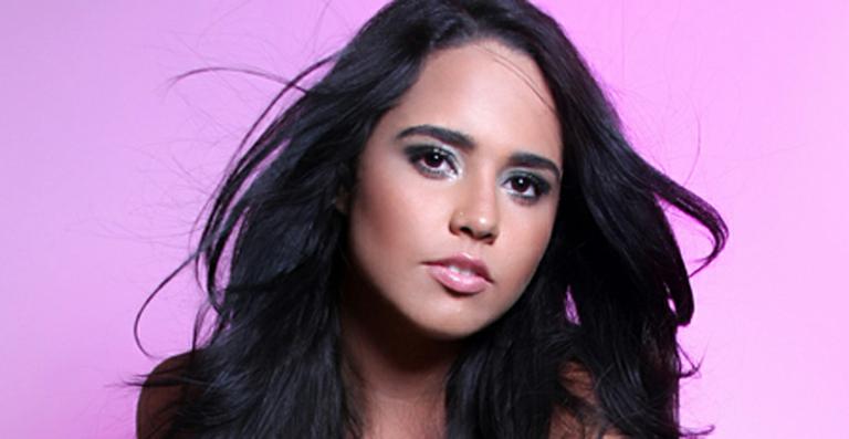 Cantora Perlla anuncia gravidez
