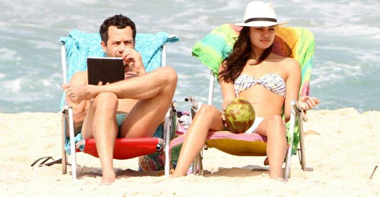 Juntos, Malvino e Sophie curtem praia