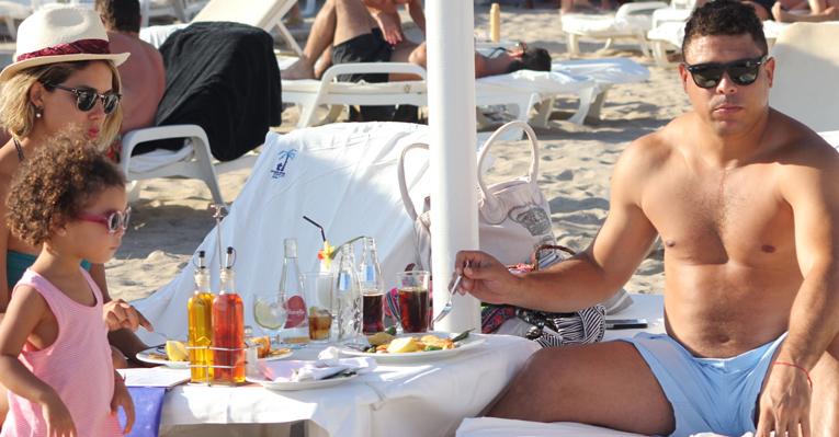 Ronaldo volta para Ibiza com a família