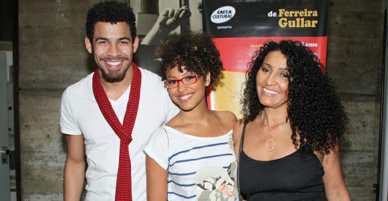 Sheron vai ao teatro com a família