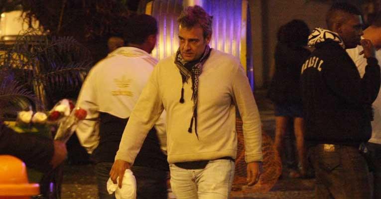 Alê Borges passeia sozinho no Rio