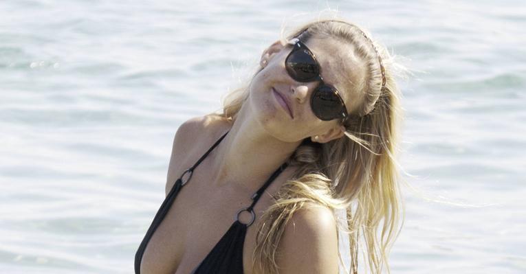 Bar Refaeli: praia com amigos na Grécia