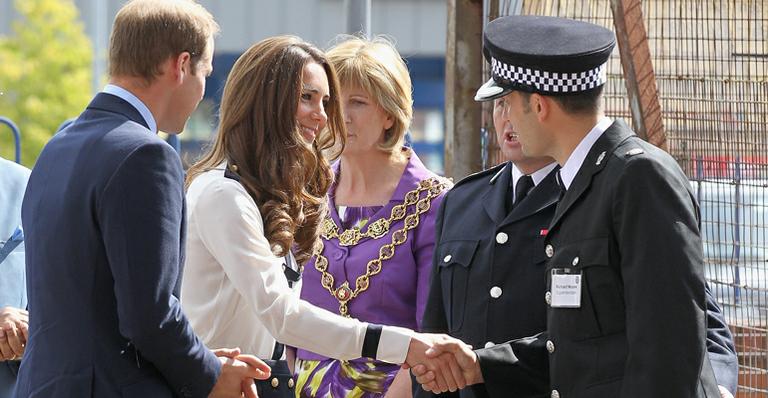 Realeza britânica visita vítimas de ataque