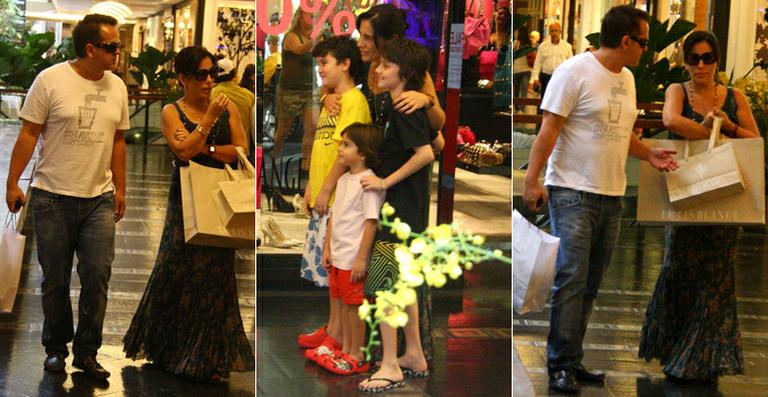 Gloria Pires é tietada em shopping
