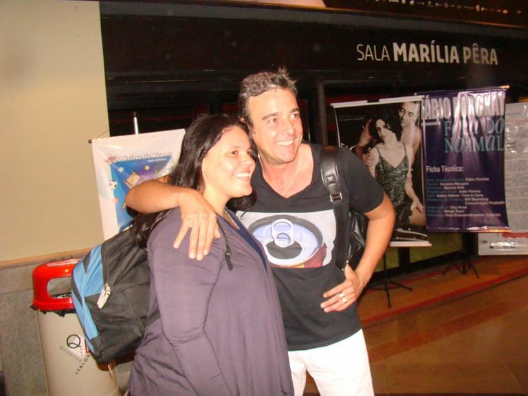 Alexandre Borges posa com fãs