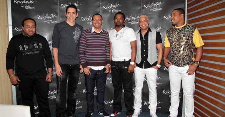 Noite de pagode com o grupo Revelação