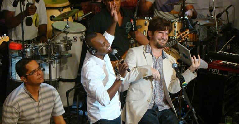 Thiaguinho divide palco com a Banda Eva