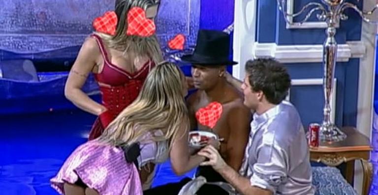 Dinei e Valesca finalmente se beijam