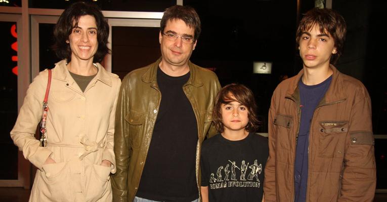 Fernanda Torres leva família ao teatro