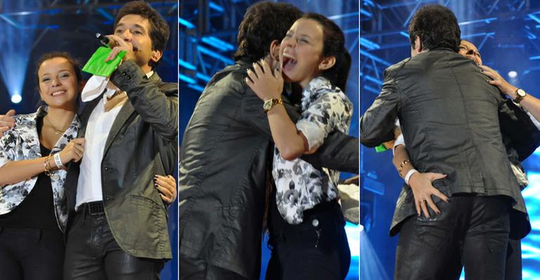 Daniel é surpreendido por fã no palco