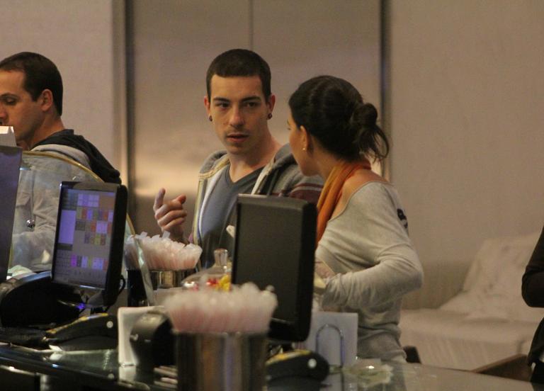 Mari Rios e Di Ferrero vão ao cinema