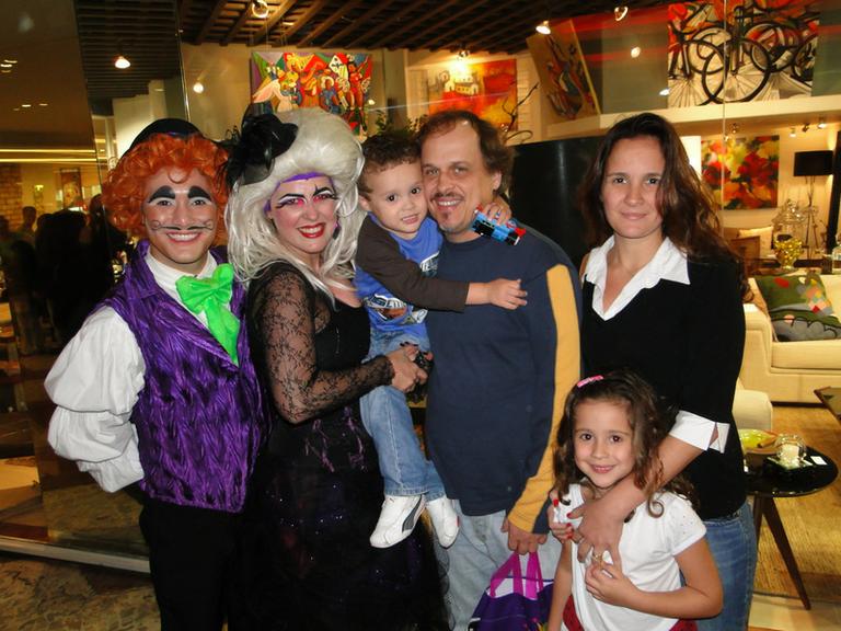 Guilherme Fontes leva a família ao teatro