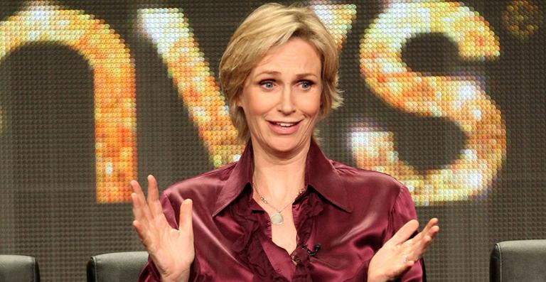 Emmy: Jane Lynch vai usar vários looks