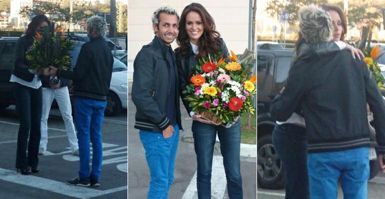 Miss Brasil ganha flores de fã na rua