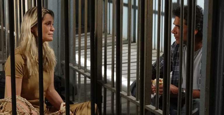 Naomi é presa em ‘Morde & Assopra’