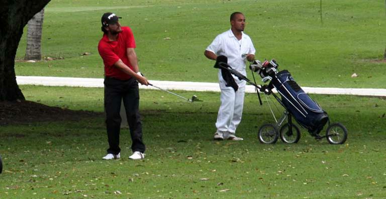 Rodrigo Lombardi joga golfe no Rio