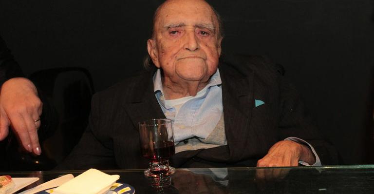 Oscar Niemeyer lança livro no Rio
