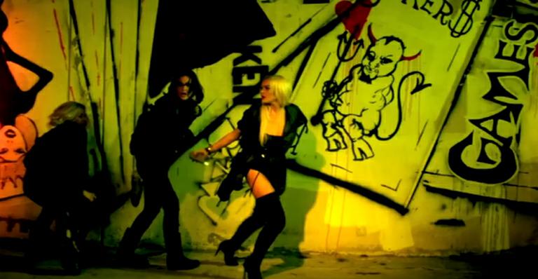 Lindsay Lohan vive grafiteira em clipe
