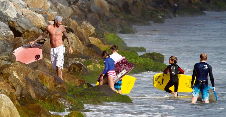 Dia de praia de David Beckham e os filhos