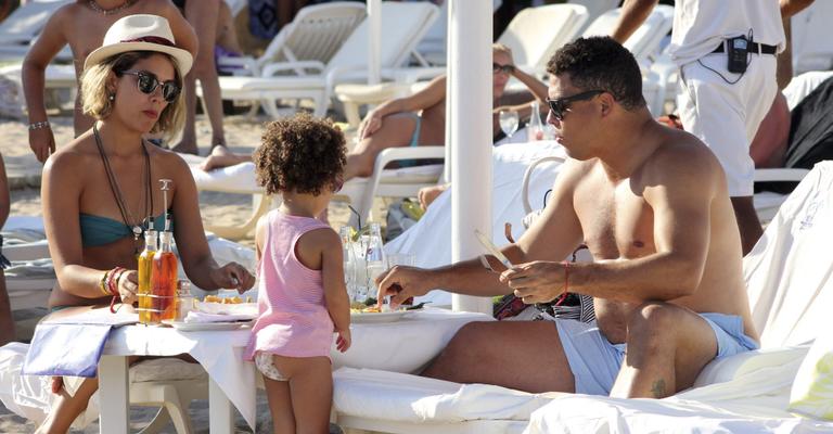 Ronaldo e Bia Anthony desfrutam praia na Espanha
